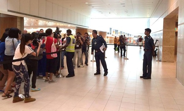 Cập nhật: Người thân khóc nấc khi máy bay của hãng AirAsia chở theo 162 người mất tích 9