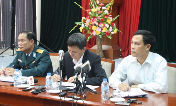 Cục trưởng Cục Hàng không Việt Nam Lại Xuân Thanh (ngồi giữa) trả lời báo chí.