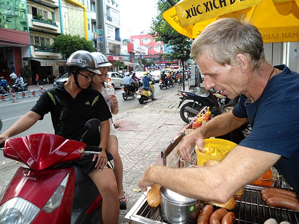 Theo ông Dieter, hồi ở Đức, ông làm nghề bán hoa tươi suốt một thời gian dài. Năm 2003, trong một lần sang Việt Nam, ông rất thích cuộc sống tại đây. Đến năm 2013, ông quay lại Việt Nam và lập gia đình tại đây. Tôi muốn ở lại luôn nên tìm cách sinh sống và nghĩ ra việc gì đó để làm. Ban đầu, tôi quyết định đi dạy học, được một thời gian mới chuyển sang bán món xúc xích Đức.