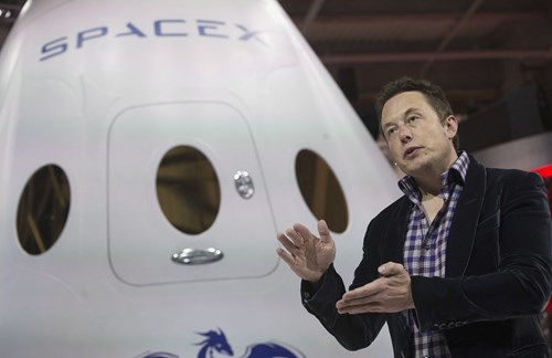 Tổng giám đốc điều hành SpaceX, Elon Musk, phát biểu sau buổi ra mắt tàu vũ trụ Dragon V2 tại Hawthorne, California ngày 29/5/2014