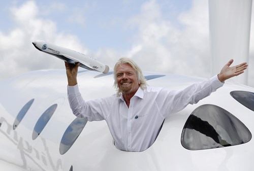 Doanh nhân Richard Branson và mô hình tàu vũ trụ