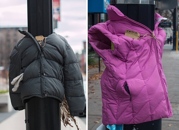 Những chiếc áo quyên tặng cho người vô gia cư tại thành phố Halifax.