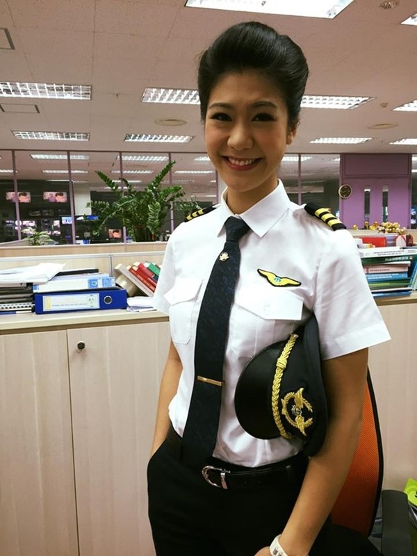 Là một trong những gương mặt nữ phi công nổi bật nhất của Vietnam Airlines hiện nay, Huỳnh Lý Đông Phương còn khiến nhiều người ngưỡng mộ bởi ngoại hình xinh đẹp, nụ cười rạng rỡ và chiều cao lý tưởng hơn 1,7m - (Nguồn ảnh: VTV).