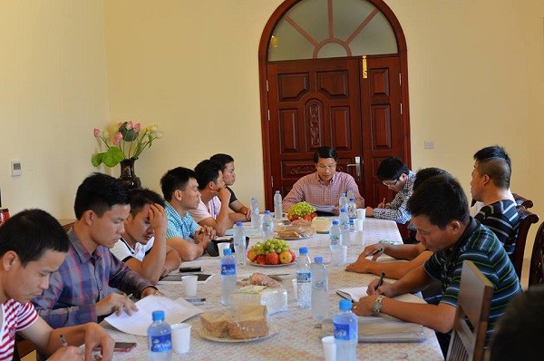 Đại sứ Phạm Bình Đàm làm việc với đại diện người lao động tại Cty EGSS ngày 2.7.2015.