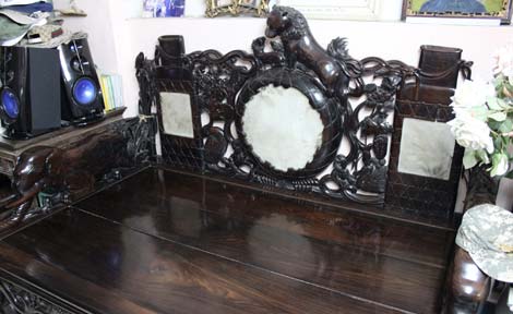 Chiếc sập ba thành có tuổi đời hơn 300 năm được làm nguyên miếng bằng gỗ lệ chi, đã có người trả giá 2 triệu USD.