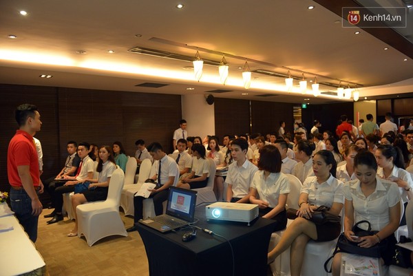 
Trong ngày hội tuyển dụng này, tại Hà Nội đã có hơn 200 hồ sơ được nộp và hầu hết các bạn đều có mặt đầy đủ. Đa số các ứng viên được nhà tuyển dụng yêu cầu là đã tốt nghiệp PTTH và trình độ tiếng Anh TOEIC từ 400 điểm trở lên (hoặc tương đương).
