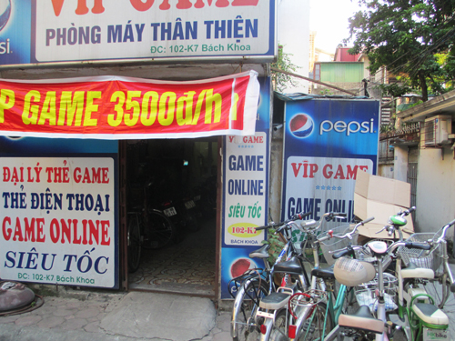 Một bãi trông giữ xe tạm bợ tại khu tập thể chung cư cũ. Ảnh: Báo xây dựng