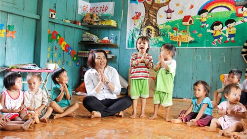 
Các em nhỏ ở thôn 3 Đèn Pin (xã Trà Leng, Nam Trà My, Quảng Nam) được học tập, vui chơi trong ngôi trường kiên cố, ấm áp do cô giáo Thoa vận động xây dựng
