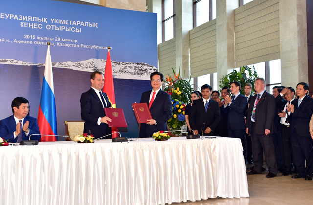 Thủ tướng Nguyễn Tấn Dũng và Thủ tướng Nga Medvedev tại Lễ ký. Ảnh: VGP/Nhật Bắc.