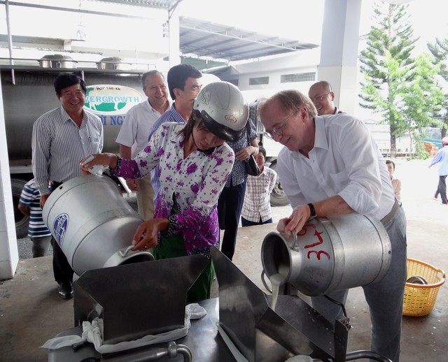 Đại sứ Canada tại Việt Nam thăm một gia đình hưởng lợi từ dự án do Canada tài trợ tại Sóc Trăng.