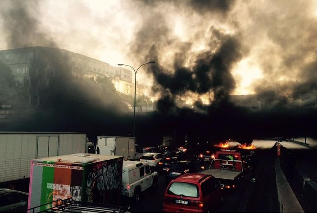 Thủ đô Paris tràn ngập khói và lửa