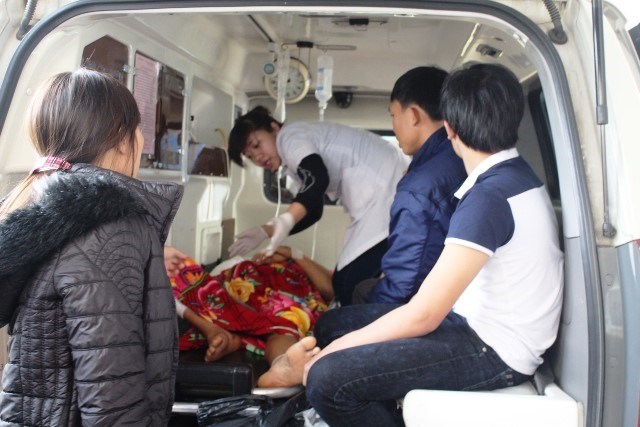 Một công nhân bị thương điều trị tại bệnh viện Hà Tĩnh, đang chuyển viện ra Hà Nội vào ngày 28/3.