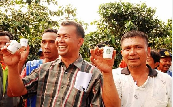 
Nông dân trồng cà phê tham dự sự kiện Origin Experience của Starbucks tại Sumatra

