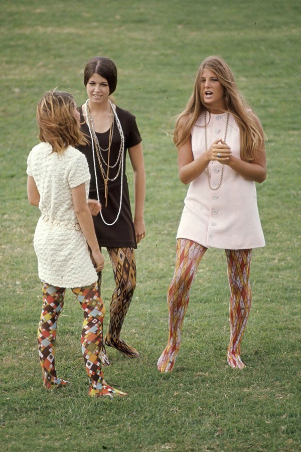 3 nữ sinh của trường trung học Corona del Mar trong phong cách hippie.