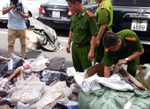 Lực lượng chức năng thu giữ hàng giả- ảnh Quang Minh