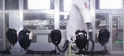 Robot của ABB trên dây chuyền sơn của REM - Ảnh: Bloomberg.