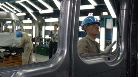 Các công nhân Việt Nam trong một nhà máy sản xuất của hãng xe hơi Ford tại Hải Dương.