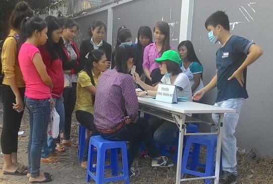 Công nhân đến nộp hồ sơ xin việc tại Nhà máy sản xuất giày thể thao xuất khẩu Duy Hưng sáng 28-2.