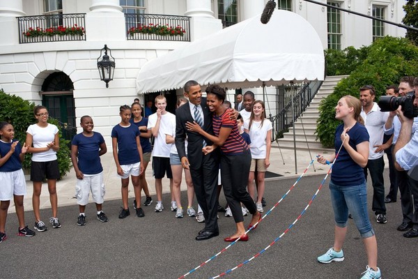 Ông Obama chúc mừng bà Michelle sau khi bà nhảy dây trong Nhà Trắng tại sự kiện giải thưởng Phong cách sống mới Tháng 7/2011.