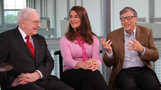 Warren Buffett, Melinda và Bill Gates thảo luận về hoạt động từ thiện.
