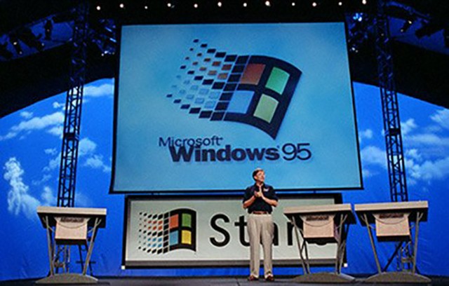 
Bill Gates giới thiệu hệ điều hành mang tính cách mạng Windows 95.
