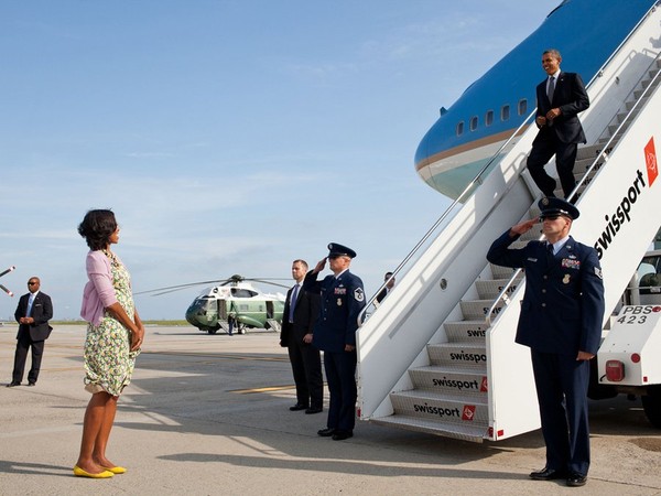 Đệ nhất phu nhân chào đón Barack Obama trên đường băng tại JFK trong tháng 6/2012.