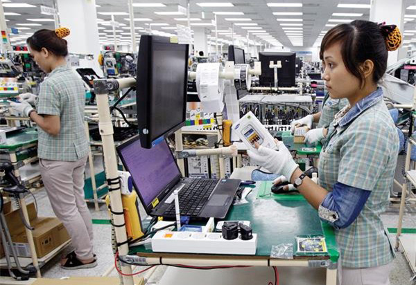 Công nhân đang làm việc tại nhà máy Samsung Thái Nguyên. Ảnh Beforeitsnews