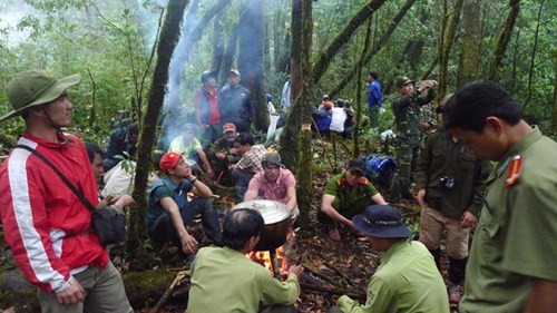 Đoàn công tác của huyện Nam Trà My và các nhà chuyên môn khảo sát đỉnh núi Ngọc Linh hồi tháng 3/2015.