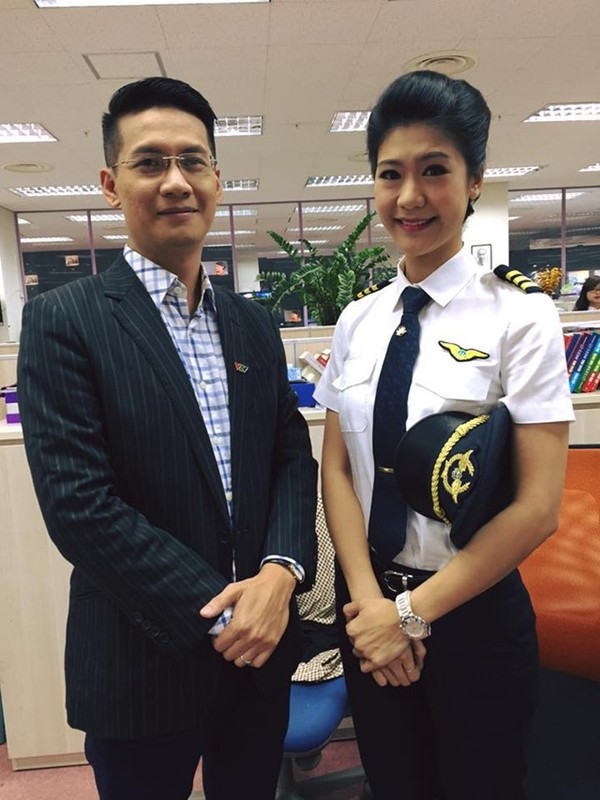 Phi công vốn là một nghề vất vả và nguy hiểm, thế nhưng cô gái Huỳnh Lý Đông Phương lại bắt đầu lái máy bay cho Vietnam Airlines từ khi cô mới 23 tuổi. Đến bây giờ, cô đã có 5 năm kinh nghiệm trong nghề nghiệp lâu nay vốn được cho rằng chỉ dành cho phái mạnh (Nguồn ảnh: VTV).