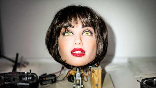 Một cái đầu robot có thể cử động các cảm xúc như miệng và mắt một cách tự nhiên, có thể hành động như một trợ lý ảo 