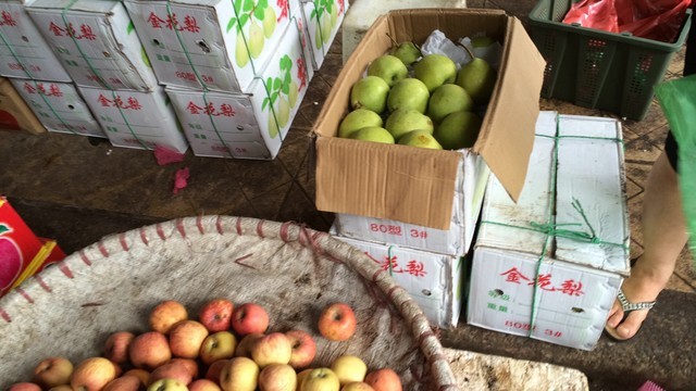 Chủ các sạp hàng thản nhiên lấy táo, lê từ các thùng Trung Quốc ở phía sau và bán cho khách hàng với “danh” hoa quả miền Nam.