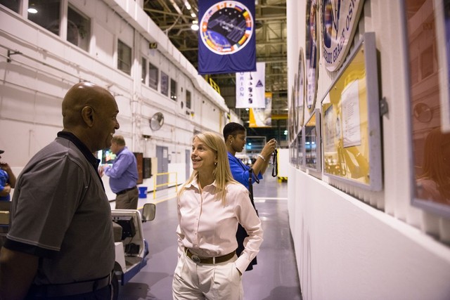 
Từ một cô bé đánh giày tới Phó giám đốc NASA

