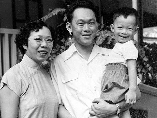 Vợ chồng ông Lý cùng cậu con trai đầu lòng Hiển Long - Thủ tướng đương nhiệm của Singapore. Ảnh: Google Images