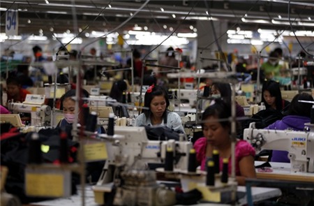 Châu Á sản xuất 87% lượng giày dép trên thế giới, với Trung Quốc là công xưởng lớn nhất, theo sau là Ấn Độ, Brazil và Việt Nam