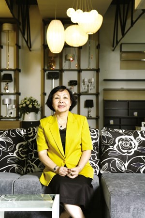 Bà Nguyễn Thị Sơn, Viện trưởng, Viện Khoa học Pháp lý và Kinh doanh quốc tế doanhnhansaigon