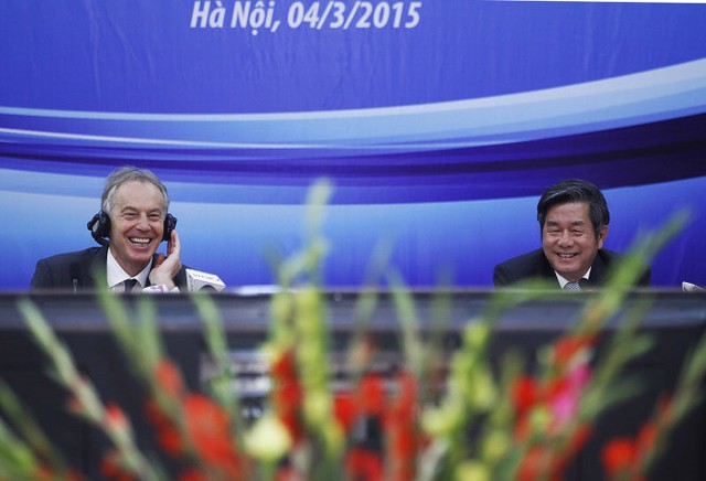  Cựu thủ tướng Anh Tony Blair và Bộ trưởng Bộ kế hoạch - đầu tư Bùi Quang Vinh (từ trái qua) tươi cười sau khi nghe được một câu hỏi thú vị từ phía các vị khách mời - Ảnh: Nguyễn Khánh