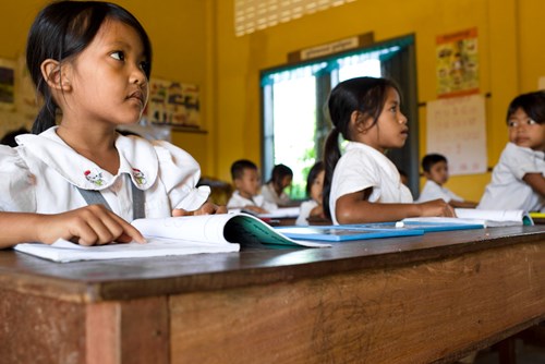 Trẻ em Campuchia được học đọc và viết theo chương trình xóa mù chữ của tổ chức Room to Read. Ảnh: Anne Holmes