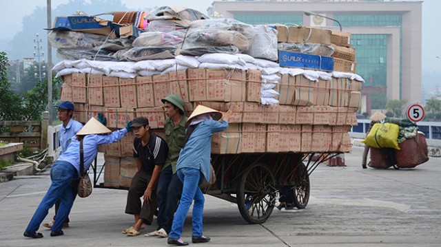 Trung Quốc phá giá đồng nhân dân tệ giúp hàng hóa của nước này nhập khẩu vào Việt Nam sẽ rẻ hơn (ảnh chụp tại cửa khẩu Lào Cai chiều 11-8) - Ảnh: Ngọc Bằng