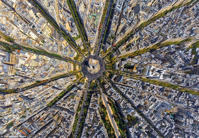 Khải Hoàn Môn của Pháp trở nên thu hút đến lạ lùng trên bức ảnh chụp từ trên cao.