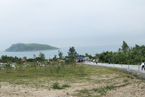 Con đường dẫn vào biển Vũng Chùa