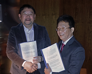 Chủ tịch Masataka Okuda của Transcosmos và ông Nguyễn Thành Vạn An, CEO kiêm người sáng lập Hotdeal.