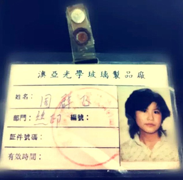 Thẻ làm việc của Qunfei khi còn đang làm trong nhà máy sản xuất kính.