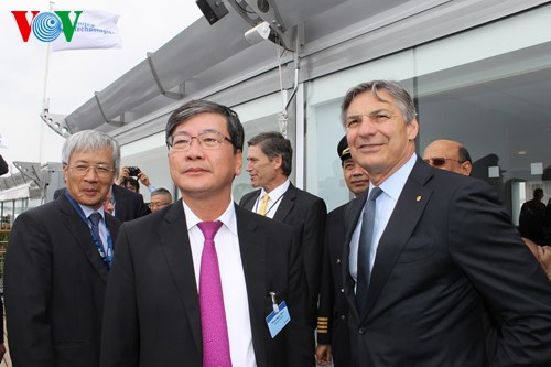 Phó Chủ tịch phụ trách kinh doanh của Boeing Raymond Conner cùng Tổng giám đốc Vietnam Airlines Phạm Ngọc Minh chứng kiến màn trình diễn