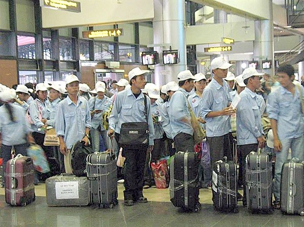 UAE đang là thị trường thu hút nhiều lao động Việt Nam (trong ảnh: Lao động Việt Nam đang làm thủ tục xuất cảnh sang UAE). 