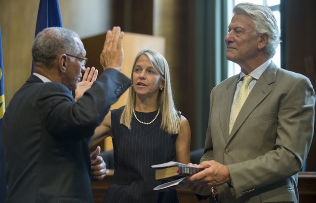 
Dava Newman cùng Giám đốc NASA Charles Bolden
