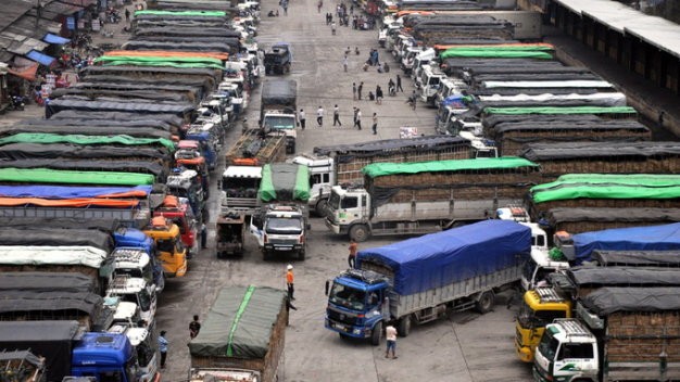 Xe tải xếp kín khu vực cửa khẩu Tân Thanh để chờ được xuất hàng thời điểm tháng 3/2014.