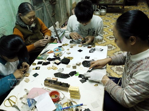 Gia đình anh Vũ Huy Giao sản xuất quỳ tại gia đình.