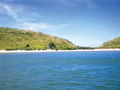 Đảo Yến nhìn từ trên thuyền