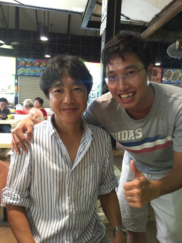 Ở quán bia, khi chụp cùng người hâm mộ, dù cố cười nhưng không khó nhận ra nét buồn trên khuôn mặt của ông Miura
