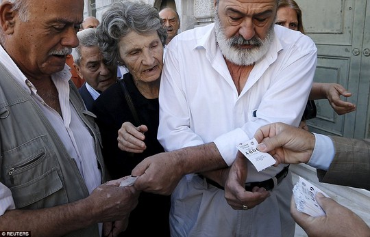 Hy Lạp: Thảm cảnh người cao tuổi đi rút lương lưu